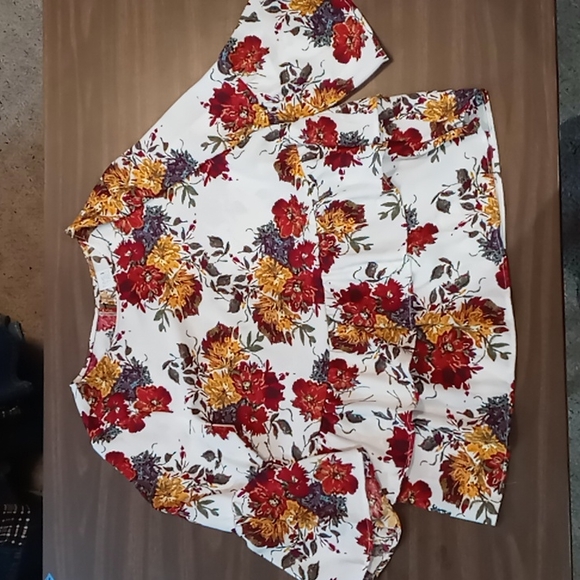 Time & Tru Bright Flowered Shirt w Ruffle Front and Sleeves M - Picture 1 of 5